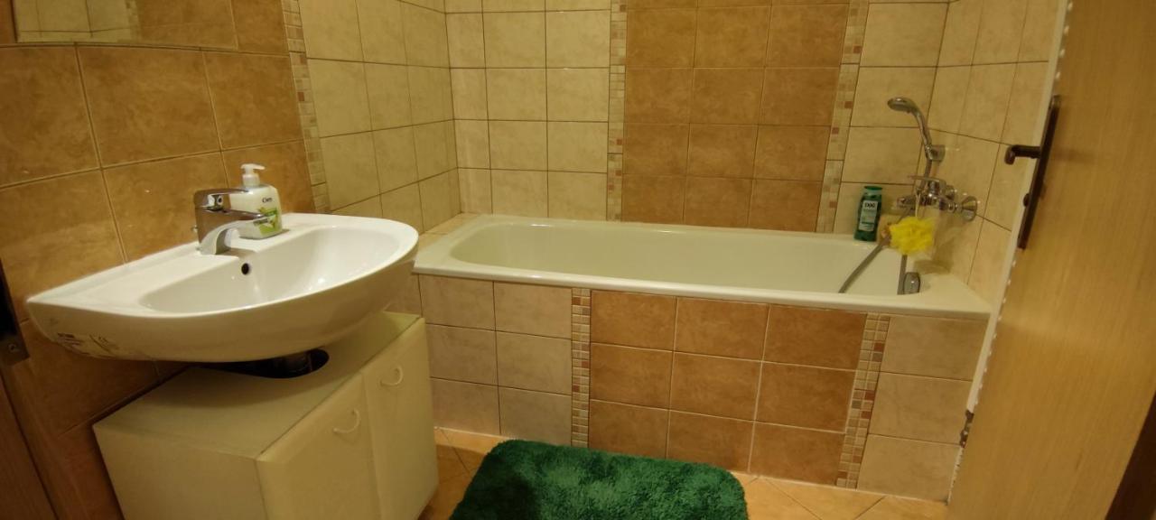 2 Izbovy Byt 60M2 V Centre Na Bakossovej, 24H Self Checkin Apartment บันสกาบิสตรีตซา ภายนอก รูปภาพ