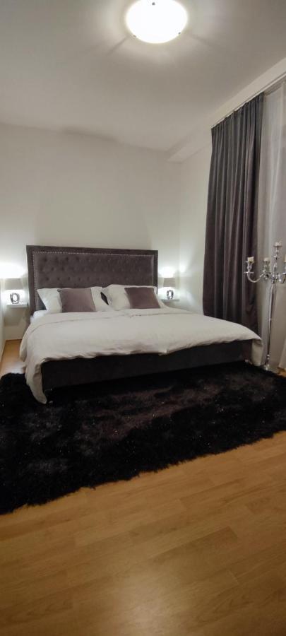 2 Izbovy Byt 60M2 V Centre Na Bakossovej, 24H Self Checkin Apartment บันสกาบิสตรีตซา ภายนอก รูปภาพ