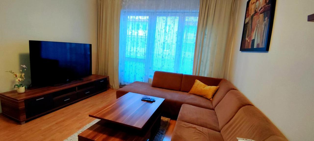 2 Izbovy Byt 60M2 V Centre Na Bakossovej, 24H Self Checkin Apartment บันสกาบิสตรีตซา ภายนอก รูปภาพ