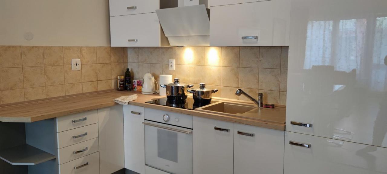 2 Izbovy Byt 60M2 V Centre Na Bakossovej, 24H Self Checkin Apartment บันสกาบิสตรีตซา ภายนอก รูปภาพ